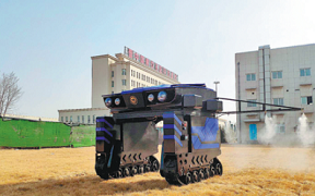 China's first automatic-driving farm spraying vehicle undergoes  its final trial in Taigu on March 8. 